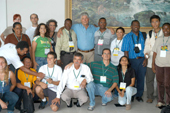 O governador do Paran�, Roberto Requi�o, recebeu hoje para almo�o no Pal�cio Igua�u representantes de tribos ind�genas brasileiras e da Taba Community (�rg�o da ONU que trata de assuntos ind�genas no mundo todo). Na foto, ele posa ao lado de membros da Taba. Foto: Theo Marques - SECS